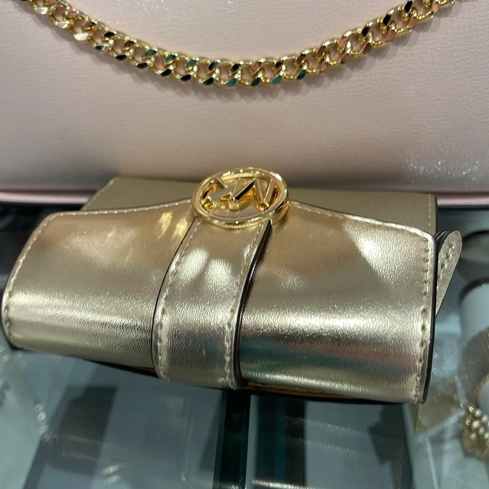 MICHAEL KORS CARMEN MEDIUM LOGO AND FAUX LEATHER WALLET
PALE GOLD
NWT - Picture 14 of 16